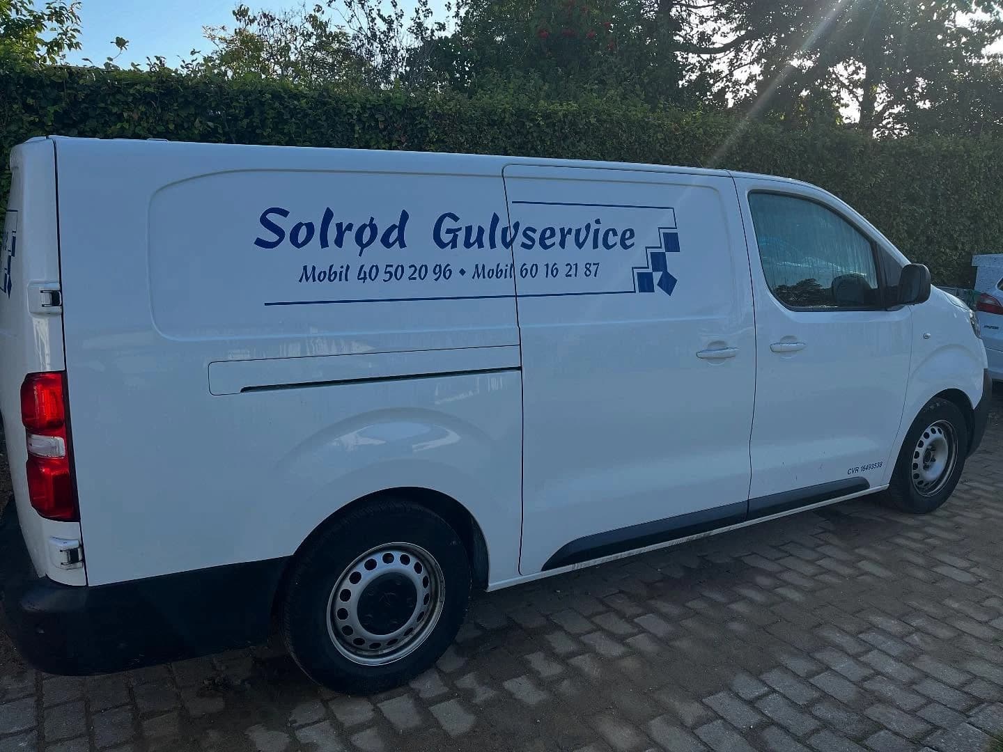 Solrød Gulvservice's varebil med logo og telefonnumre